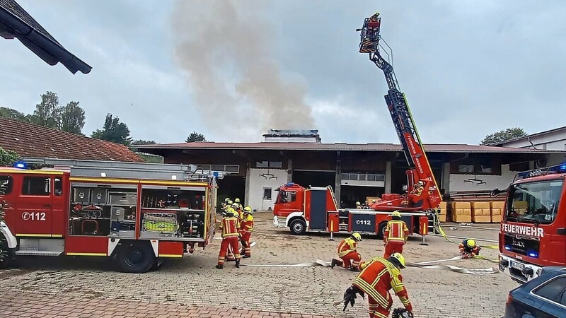 In Rannertshofen brannte am Freitag eine Hopfenhalle. Die Feuerwehr verhinderte ein Übergreifen der Flammen.