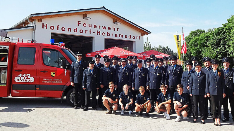 Die gesamte Feuerwehrmannschaft ist stolz auf das gelungene Teamprojekt.