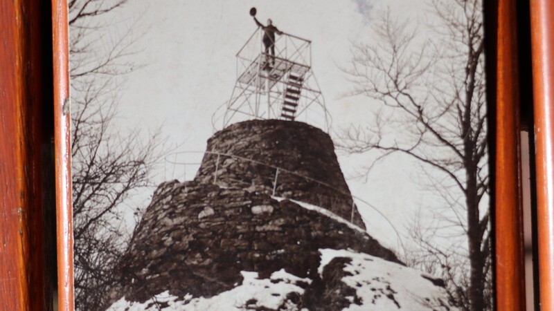 So sah der Aussichtsturm auf dem Hirschenstein aus, bevor er 1919 eingestürzt ist.