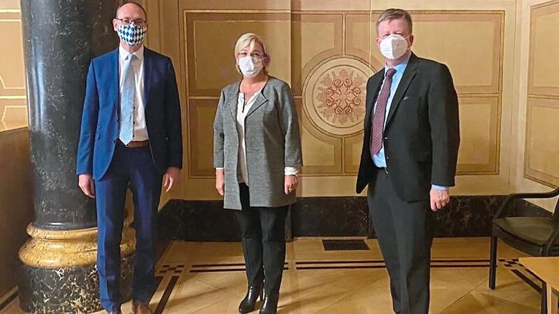 Die Landtagsabgeordneten Bernhard Seidenath (l.), Sylvia Stierstorfer, Robert Brannekämper (r.) kämpfen für den Erfolg des Studiengangs "Hebammenkunde" an der OTH.