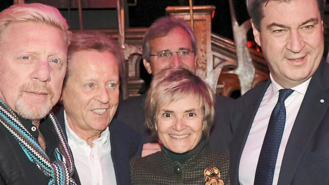 Ministerpräsident Markus Söder (r.) Ex-Tennisprofi Boris Becker (v. l.) und der Physiotherapeut der Nationalmannschaft, Klaus Eder, gaben Fürstin Gloria bei der Eröffnung ihres Weihnachtsmarktes die Ehre.