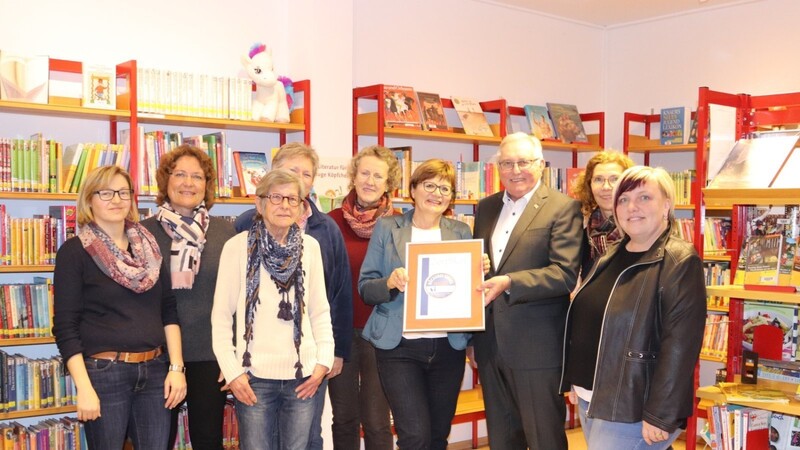 Große Freude herrscht beim Büchereiteam und Bürgermeister Sebastian Satzl über die Auszeichnung.