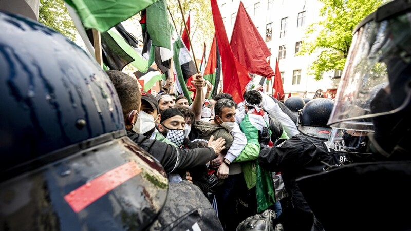 Die Polizei hat am Samstag Teilnehmer der Demonstration verschiedener palästinensischer Gruppen in Berlin-Neukölln abgedrängt.