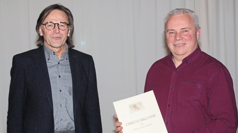 Bürgermeister Hans Luger überreichte Mitarbeiter Rudi Englbrecht eine Ehrenurkunde für 25 Jahre Dienstzeit bei der Gemeinde Gerzen.