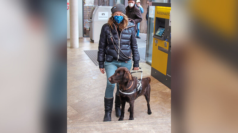 Wenn Claudia Detzer sich von ihren Hunden durch die Stadt führen lässt, macht sie oft die Augen zu, um zu spüren, wie ein Blinder sich in bestimmten Situationen fühlen würde.