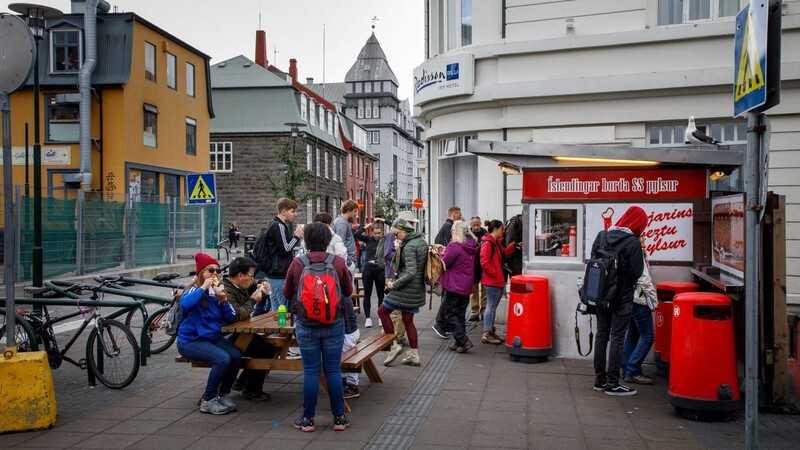 Laut Emilia Björg ist dies der bekannteste Hot Dog-Stand in Reykjavik: "Best in town hotdogs". Rund um den Stand sind die Menschen hier in Anoraks und Kapuzen gehüllt.