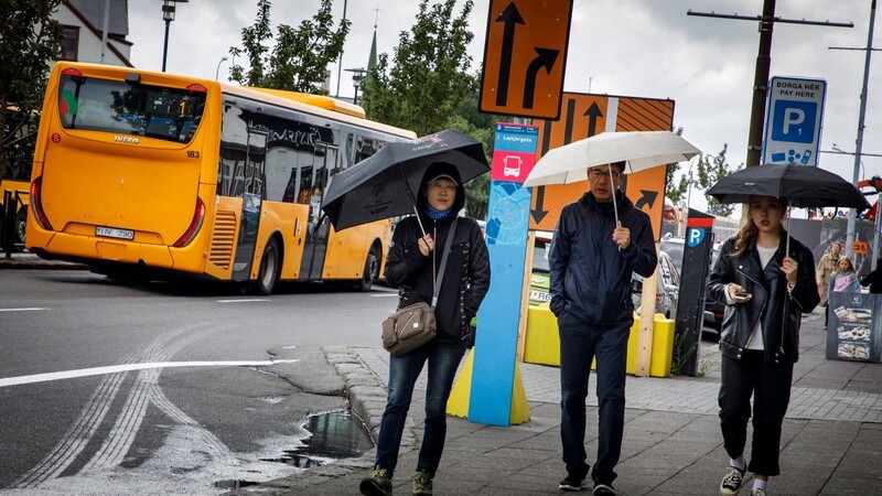 Wie eine Redakteurin vom Iceland Monitor berichtet, ist dies das typische Bild im Sommer von Reykjavik: Menschen mit Regenschirmen. Während am Mittwoch in ganz Europa Temperaturen um die 30 Grad herrschten, hatte es in Islands Hauptstadt schattige 9 Grad.