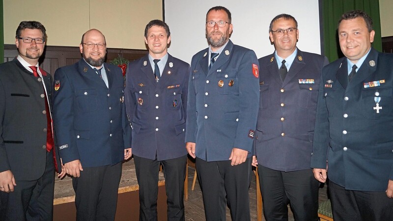 Bürgermeister Paul Roßberger (l.) mit dem neugewählten Kommandanten Michael Neumeier (3.v.l.), seinen Stellvertretern Josef Frisch (4.v.l.) und Werner Geißler (2.v.l.) sowie den Feuerwehrführungskräften.