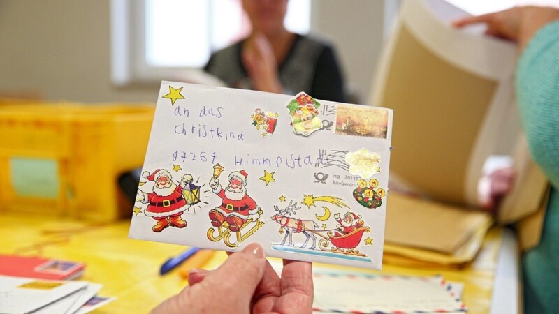 Der Brief eines Kindes an das Christkind ist am 22.11.2013 im einzigen bayerischen Weihnachtspostamt in Himmelstadt zu sehen.