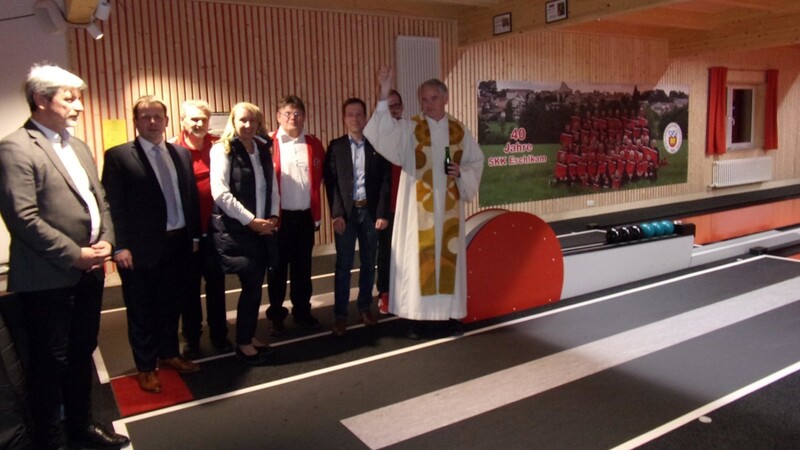 Pfarrer Josef Pöschl segnet im Beisein der Ehrengäste die neue Vierbahnenanlage.