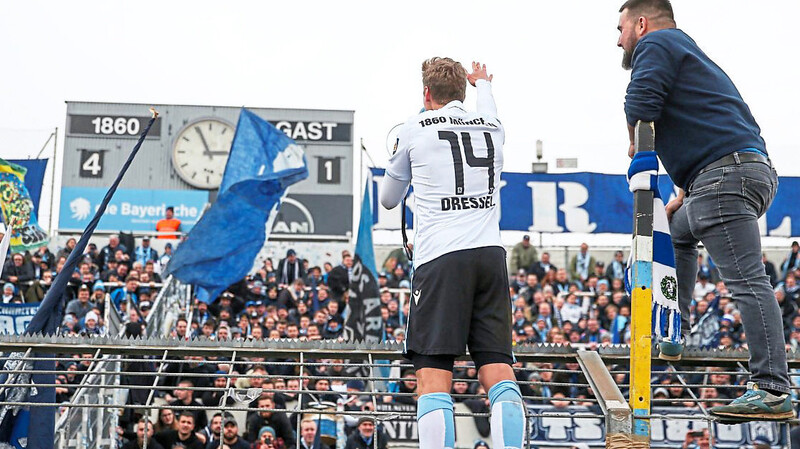 AB IN DIE KURVE! "Löwen"-Spieler Dennis Dressel feiert mit den Fans den 4:1-Coup gegen Braunschweig.