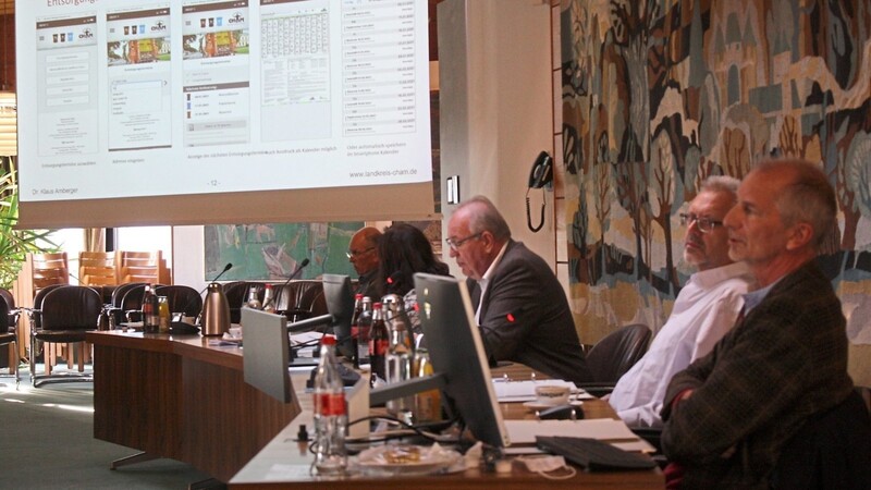 Werksleiter Klaus Amberger (rechts) präsentierte die Abfall-App der Kreiswerke. Noch im November soll sie erhältlich sein.