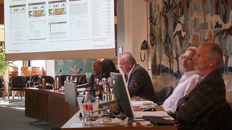 Werksleiter Klaus Amberger (rechts) präsentierte die Abfall-App der Kreiswerke. Noch im November soll sie erhältlich sein.