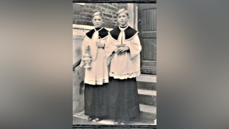 Hans Vicari (r.) und Zwillingsbruder Joachim an Ostern im Jahr 1949 vor der Basilika St. Jakob.