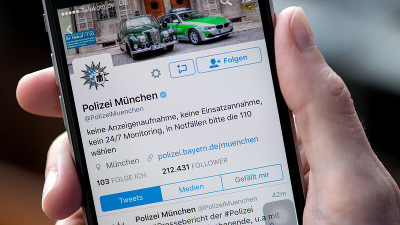 Der Twitter-Account der Münchner Polizei ist auf einem Smartphone zu sehen. Ohne Twitter und Facebook geht es auch bei der Polizei nicht mehr.