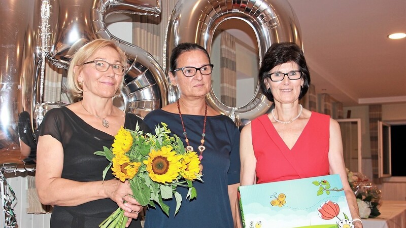 Die Geschäftsführerin des Verbandes katholischer Kindertageseinrichtungen, Maria Hellfritsch (Mitte), überreichte den Vorsitzenden Katharina Ettenhuber (rechts) und Franziska Bugl ein Geschenk und Blumen.