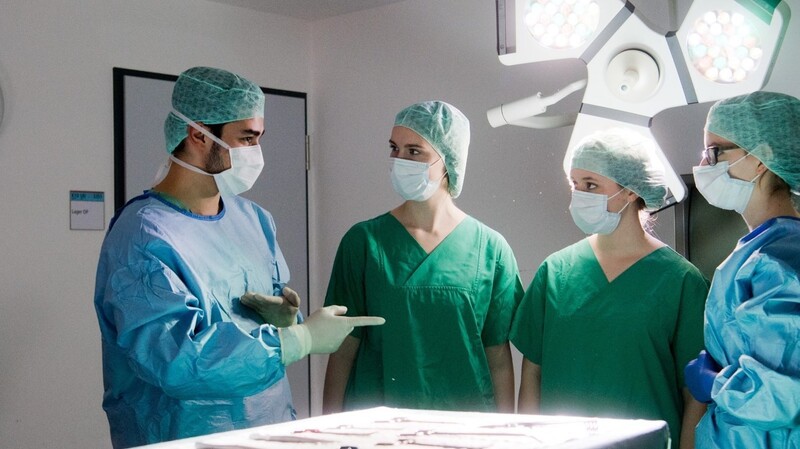 Medizinstudenten sollen bald auch in vier niederbayerischen Kliniken ausgebildet werden.  Foto: Julian Stratenschulte/dpa