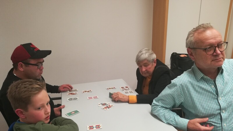 Vier Generationen an einem Tisch: Johannes Hughes, jüngster Teilnehmer mit zehn Jahren - Sophie, älteste Spielerin mit 82 Jahren.