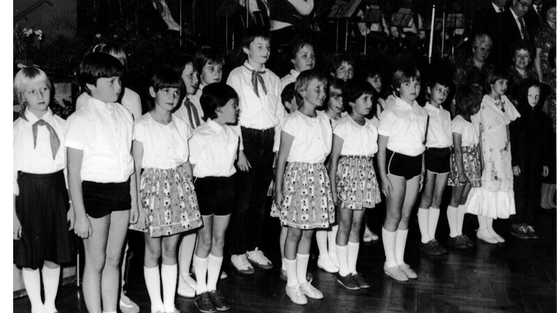Mario (großer Junge in der Mitte) im Jahr 1987 bei einer Aufführung für ABC-Schützen seiner Schule. Er trägt die typische Kleidung der Thälmannpioniere.