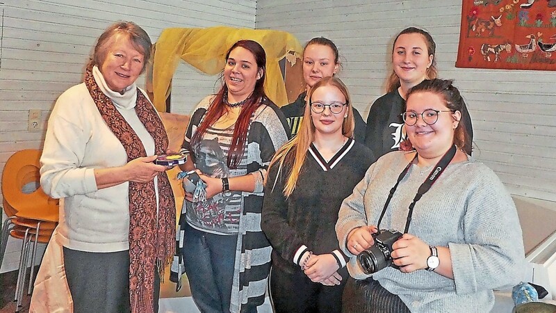 Marlis Thalhammer (l.) mit den fünf jungen Frauen vom Freiwilligen Sozialen Jahr.