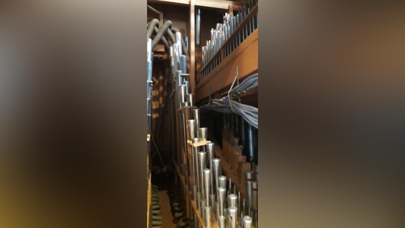 Blick in das Schwellwerk der Orgel mit Pfeifen und Windzuleitungen.