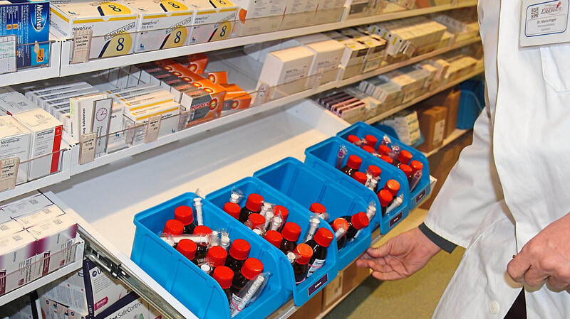Am Klinikum Landshut werden Medikamente in Eigenproduktion hergestellt. Wie viele, das zeigt sich im Lager am hohen Anteil der Arzneimittel in eigenen Verpackungen.