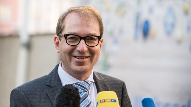Bundesverkehrsminister Alexander Dobrindt (CSU) gibt am 07.12.2015 vor der CSU-Vorstandssitzung an der Parteizentrale in München ein Statement ab.