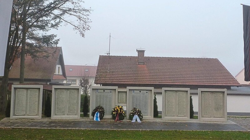 Die neu aufgestellten Gedenktafeln für die Gefallenen und Vermissten des Ersten und Zweiten Weltkrieges aus Furth im Wald und Umgebung waren zum ersten Mal Schauplatz des Gedenkens am Volkstrauertag.