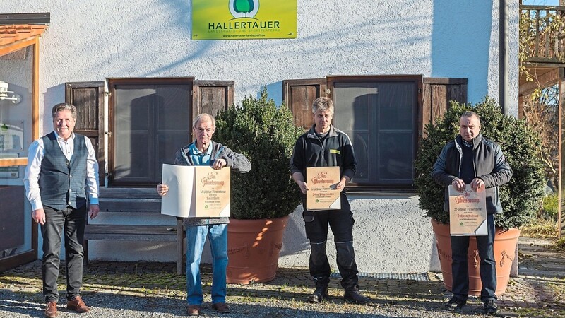 Emil Liedl (2. v. l.), Jörg Pilgermann und Johann Holzner (rechts) wurden von Geschäftsführer Anton Huber (links) für langjährige Betriebstreue geehrt. .