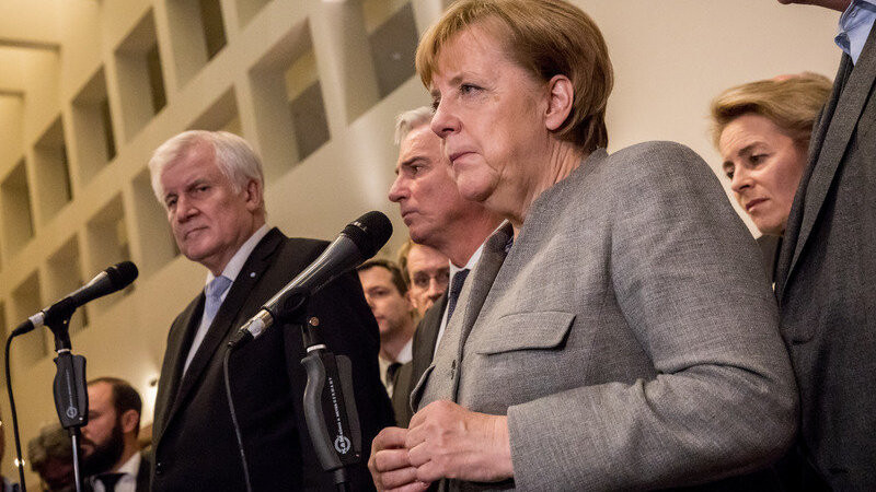 Bundeskanzlerin Angela Merkel (CDU) spricht neben Horst Seehofer, Vorsitzender der CSU und bayerischer Ministerpräsident, am 20.11.2017 in Berlin in der Landesvertretung Baden-Württemberg beim Bund. Die FDP hatte die Jamaika Sondierungsgesprächen zur Aufnahme von Koalitionsverhandlungen zur Bildung einer Regierung abgebrochen.