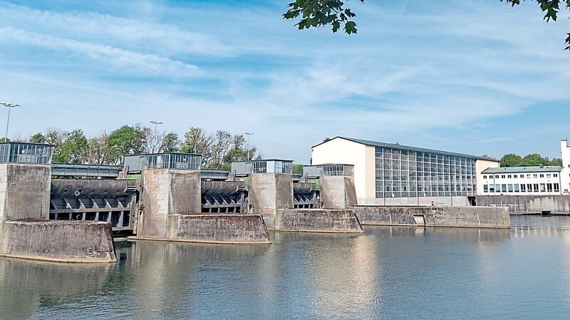 Das Wasserkraftwerk Altheim an der Isar nahe Landshut ist eines der 97 bayerischen Wasserkraftwerke, die nach dem Willen von Umweltminister Glauber wieder unter staatliche Kontrolle fallen sollten.