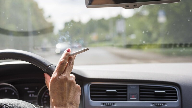 Kommt nach dem Handyverbot am Steuer nun auch das Rauchverbot im Auto, wenn sich Minderjährige oder Schwangere an Bord befinden? (Symbolbild)