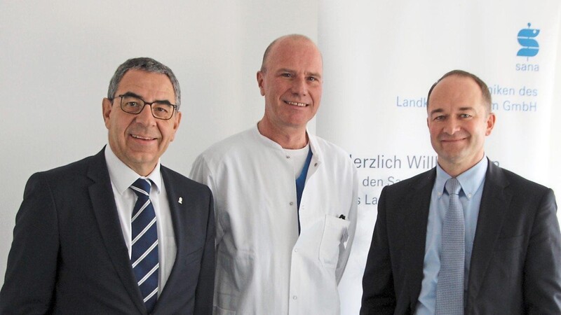 Der neue Chefarzt Dr. Veit Gülberg (Mitte) mit Kliniken-Geschäftsführer Oliver Bredel (links) und ärztlichem Direktor Dr. Florian Stadler.