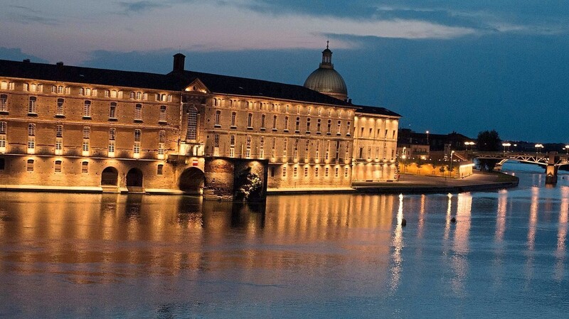 Gerade bei Nacht versprühen die beleuchteten Backsteinhäuser im südfranzösischen Toulouse ihren Charme.