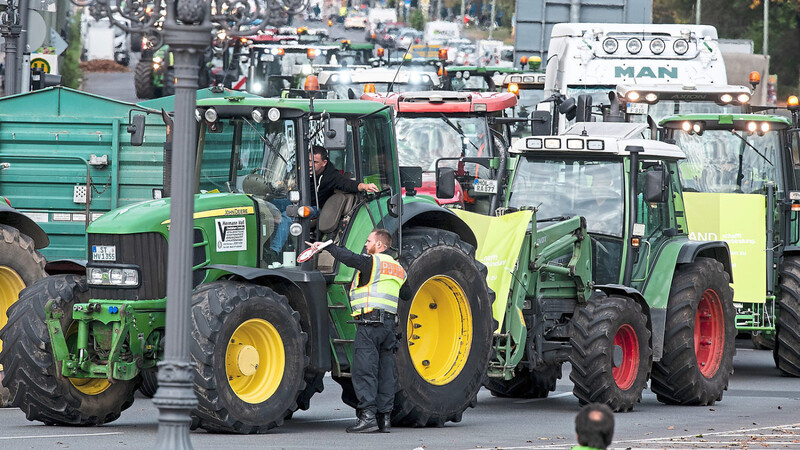 Zigtausende Bauern haben, wie auf diesem Foto aus Berlin, am Dienstag in vielen deutschen Städten dagegen demonstriert, als Sündenbock für alles hingestellt zu werden, was in unserer Gesellschaft verkehrt läuft.