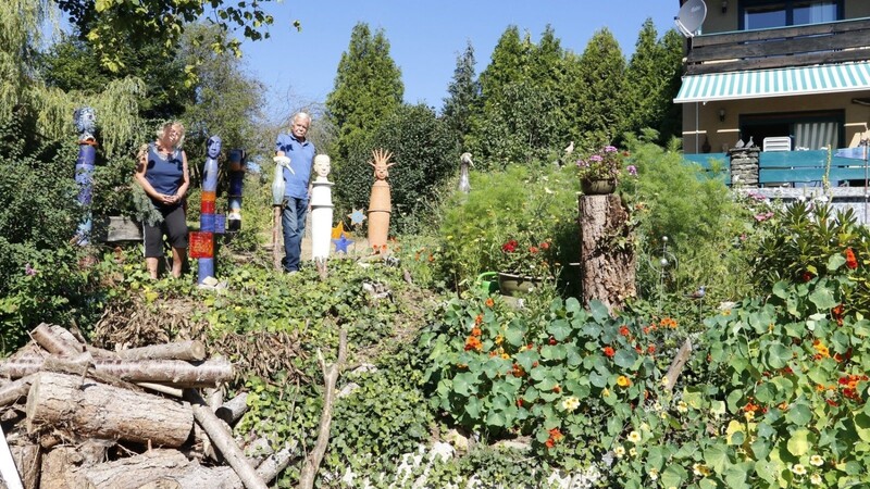 Noch gibt es viel zu tun, damit aus dem Garten von Linde und Hans Kroher ein kleiner Skulpturengarten wird. Für einen Rückschlag sorgte letzte Woche ein verstopfter Kanal. Der eingesetzte Bagger machte einiges zunichte, auch die Hitze bremst das gesundheitlich angeschlagene Ehepaar aus.