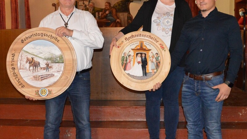 Strahlender Sieger: Die Hochzeitsscheibe, gestiftet von Birgit und Tobias Stangl, und die Geburtstagsscheibe, gestiftet von Josef Grassl, hat Rudi Renner (links) gewonnen.