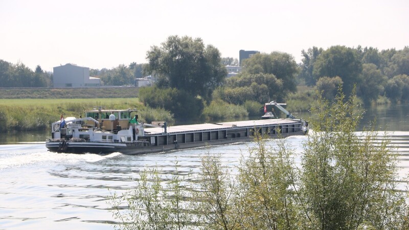 Ein Frachter ist auf der Donau bei Reibersdorf unterwegs. Ob die eingereichten Klagen den geplanten Donauausbau samt Hochwasserschutz weiter verzögern, ist unklar.