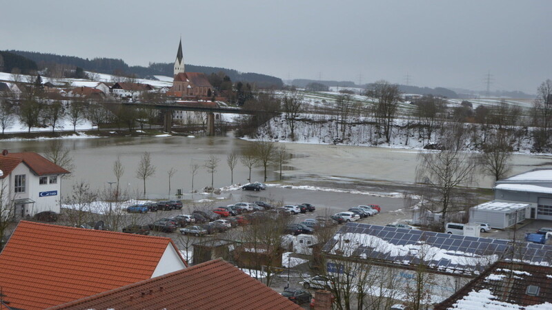 Zwischen dem Volksfestplatz und der Straße nach Altfraunhofen ist ein See entstanden.