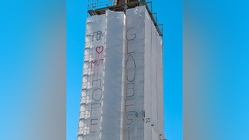 Den eingerüsteten Johannesturm nutzte ein Unbekannter für eine Botschaft.