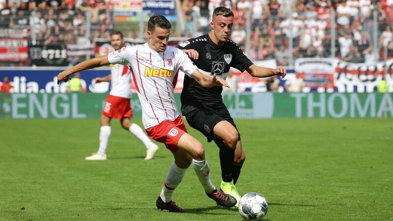 Der SSV Jahn (links Sebastian Stolze) hielt die Partie gegen den VfB Stuttgart bis zum Schluss offen.