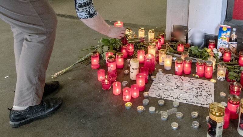 Der Tod des 15-jährigen Maurice K. nach einer Schlägerei hat in Passau Entsetzen und Trauer ausgelöst. Viele Personen haben am Tatort Blumen und Kerzen hinterlassen.
