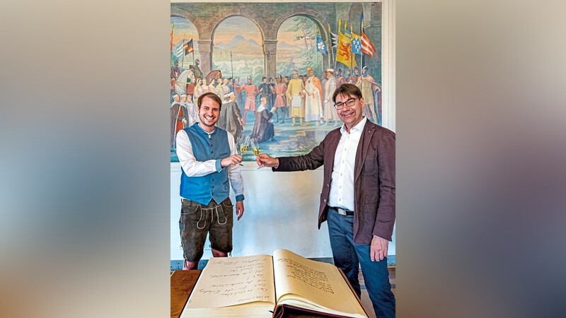 Bürgermeister Matthias Kohlmayer trug sich in das Goldene Buch der Stadt ein und stieß darauf mit OB Thomas Hirsch an.