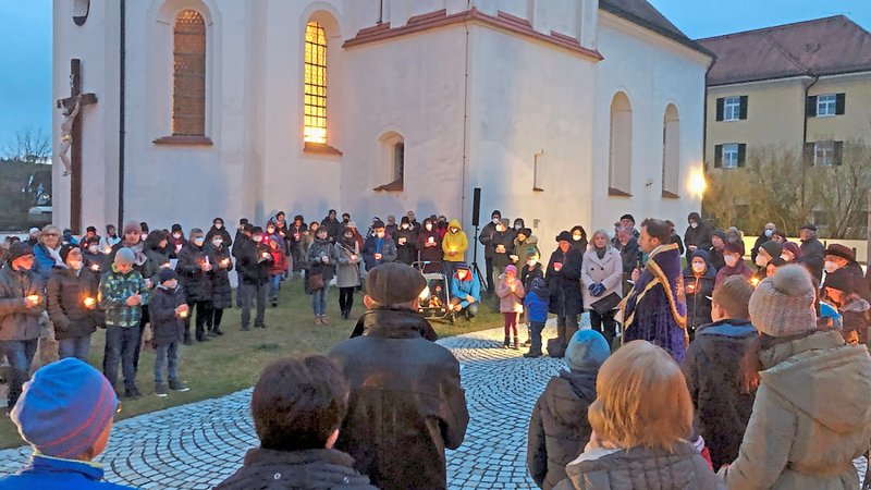Rund 200 Gläubige, darunter viele Kinder und Jugendliche versammelten sich am Kriegerdenkmal bei der Pfarrkirche Furth.