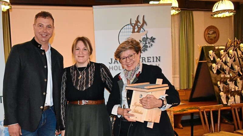 Die Vorsitzenden von Hegegemeinschaft und Jagdverein, Christian Amler und Barbara Rottengruber, freuten sich, dass Vizebürgermeisterin Hannelore Langwieser (rechts) spontan das erste Vogelhäuschen kaufte.
