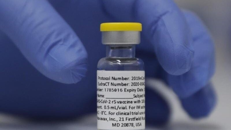 Eine Ampulle mit dem Corona-Impfstoff von Novavax steht während einer Studie im St. George's University Hospital in London auf einem Tisch bereit.