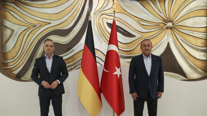 Der türkische Außenminister Mevlut Cavusoglu (r.) empfängt Bundesaußenminister Heiko Maas in Antalya.