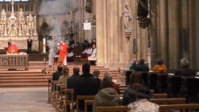Ungewohnt leer - wie hier im Regensburger Dom - sah es fast überall bei den Gottesdiensten zu Pfingsten in den Kirchen aus.