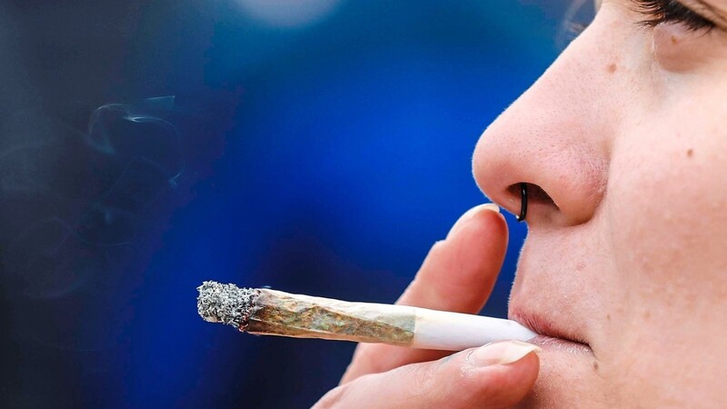 Eine Frau raucht einen Joint. Noch könnte sie deshalb Probleme bekommen, vor allem in Bayern.  Foto: Jochen Eckel/ imago