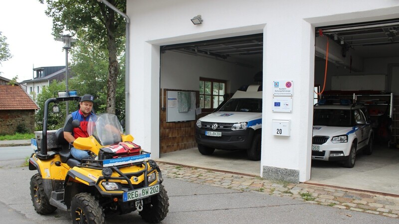 Bereitschaftsleiter Korbinian Schweighofer auf dem ATV der Bergwacht Arnbruck vor dem Bergrettungswache Ecker Straße.